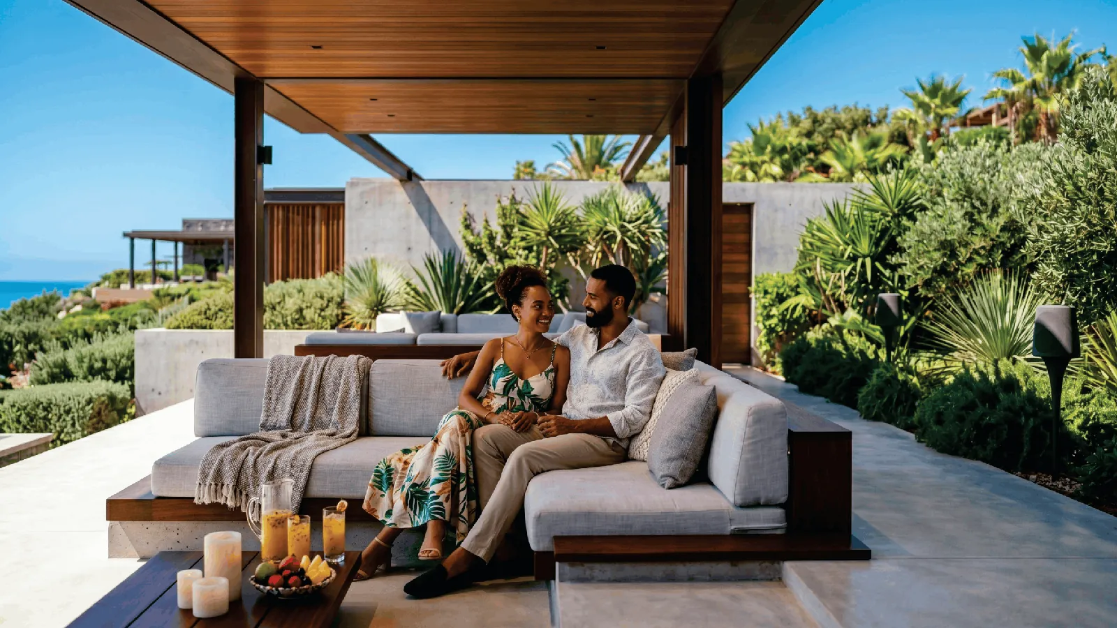 Casal em área externa residencial sonorizada